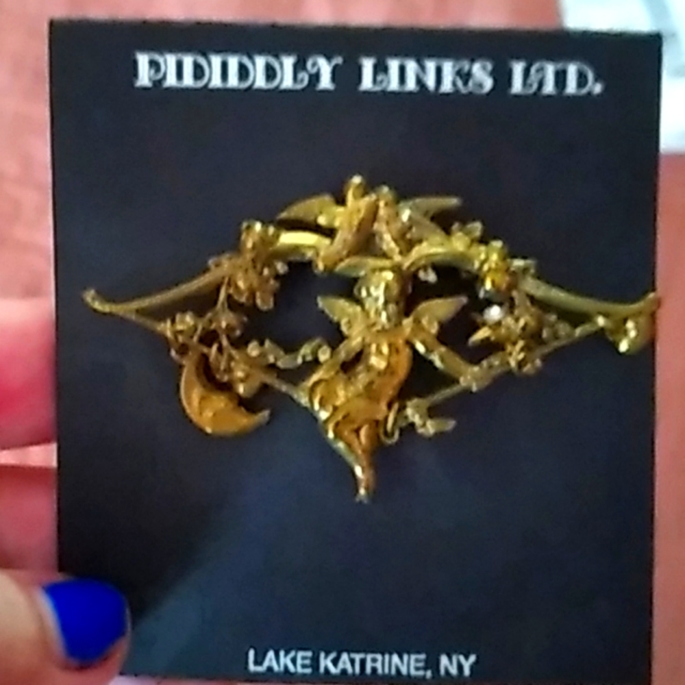 Gold pin,about 4 by 2, beautifully crafted details